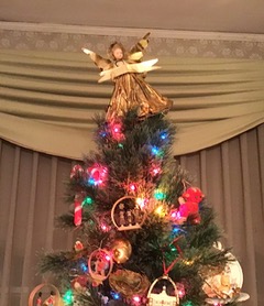 Why I Put My Christmas Tree up a Month Ago by Molly MacDonald via @scottmacnotes #christmas #tree #holidays 
